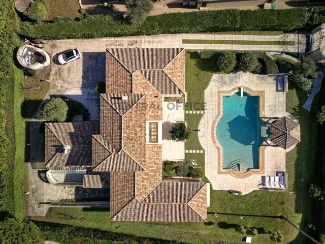 CAP D’ANTIBES, Luxueuse propriété au sein d’un domaine privé. 347m² Antibes