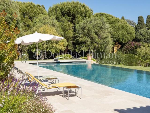 CAP D’ANTIBES — Superbe propriété familiale au cœur du Cap d. 630m² Antibes
