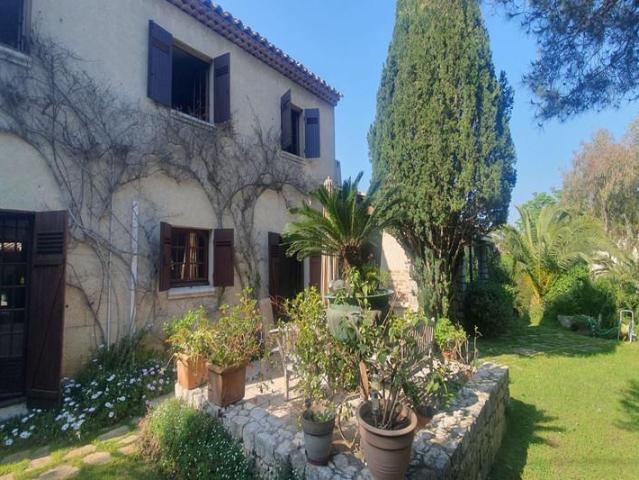 Cap D'antibes, Ideally located in a quiet area close to t. 250m² Cap d'Antibes