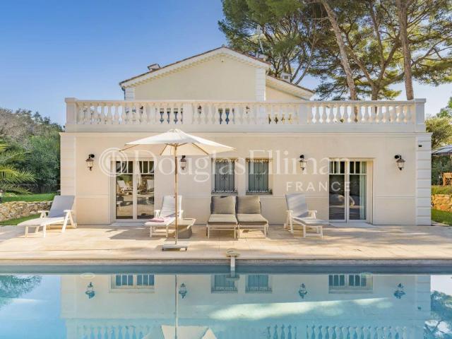 Cap d'Antibes Magnifique villa rénovée à deux pas des plag. 240m² Antibes