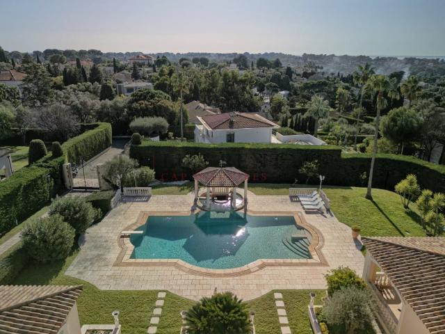 Cap d'Antibes, versant ouest, Luxueuse villa dans un domaine. 347m² Antibes