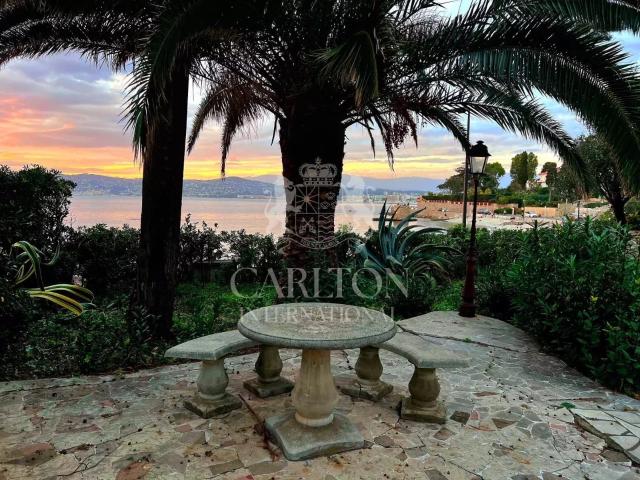 Cap d'Antibes Villa d'exception pieds dans l'eau 142m² Antibes