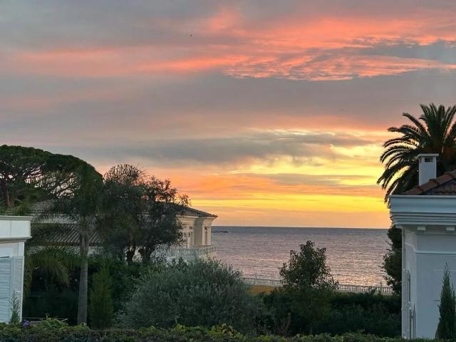 CAP D'ANTIBES VILLA A DEUX PAS DE LA MER