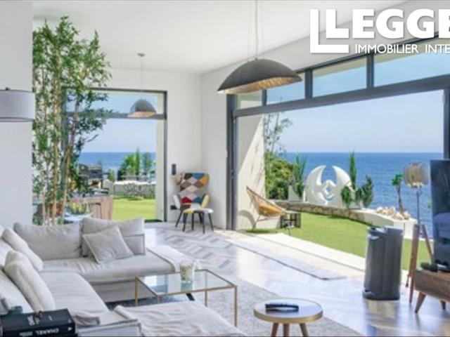 CAP de NICE. Villa rénove sur trois niveaux 330m². 8 pièces, 4 chambres, parkings, sur bord de mer. Piscine