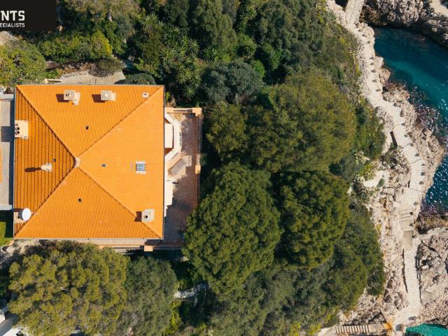 Cap de Nice Set in an outstanding and unspoilt environment. 229m² Nice