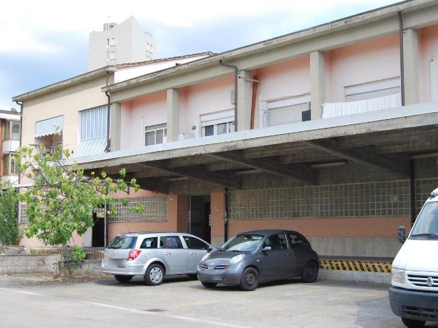Palazzina commerciale in vendita a Pistoia