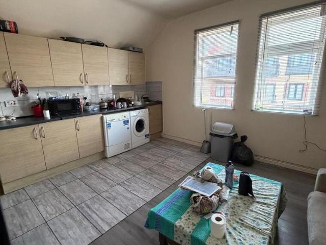 Cape Hill, Smethwick B66 2 bed flat to rent £850 pcm £196 pw