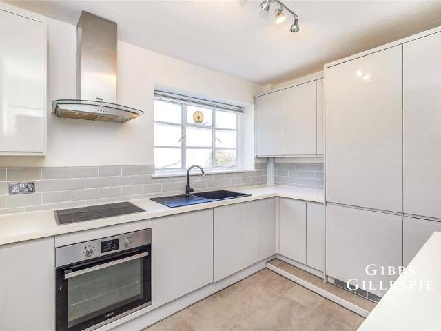 Capel Gardens, Pinner, HA5 3 bed flat to rent £2,250 pcm £519 pw