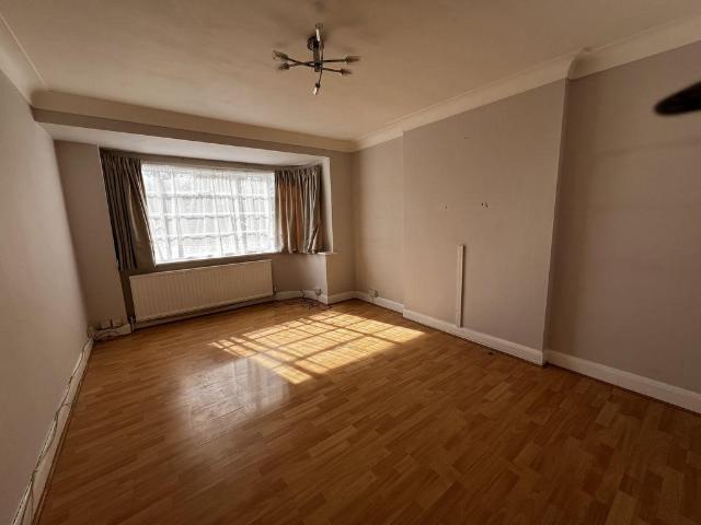 Capel Gardens, Pinner HA5 3 bed property to rent £2,150 pcm £496 pw