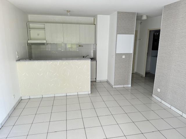 Capeyron. A LOUER Appartement T2 + Grand Balcon + Parking. Résidence récente