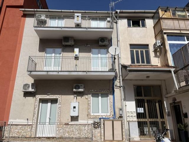 Capezzano bilocale ristrutturato e arredato con balcone