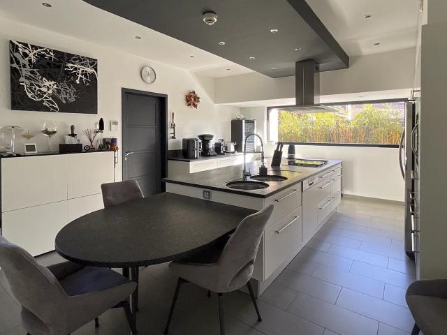 Capinghem CENTRE Maison à vendre 6 pièces 312m² 4 chambres Jardin Garage et parkings