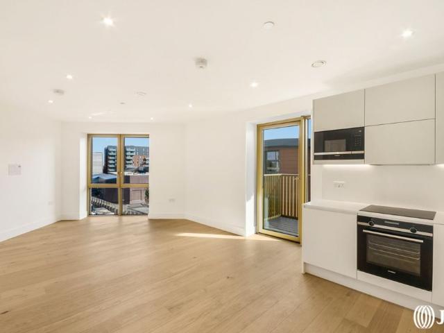 Capital Interchange Way, Brentford TW8, 1 bed flat to rent, £2,100 pcm | PrimeLocation