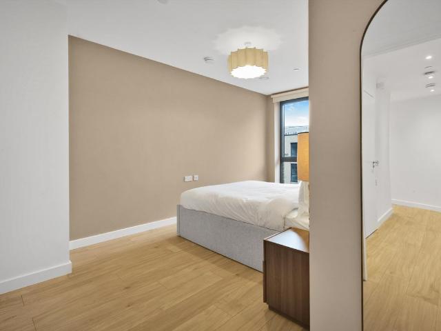 Capital Interchange Way, Brentford TW8, 2 bed flat to rent, £2,700 pcm | PrimeLocation