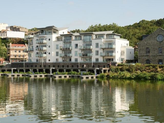 Capricorn Place, Hotwells, BS8 2 bed apartment to rent £2,850 pcm £658 pw