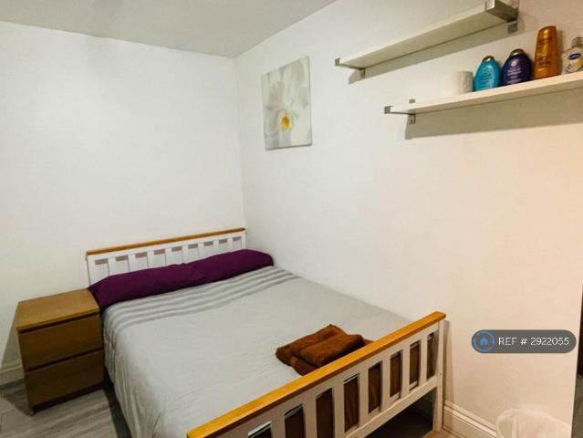 Capstan Square, London, E14 1 bed in a house share to rent £1,075 pcm £248 pw