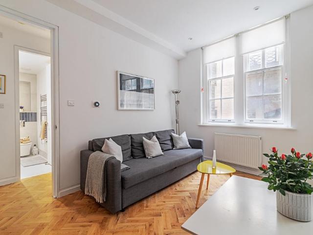 Carter Lane, City of London EC4 1 bed apartment to rent £2,600 pcm £600 pw