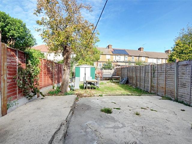 Carterhatch Road, Enfield, EN3 4 bed terraced house to rent £2,700 pcm £623 pw