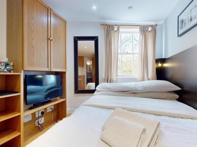 Cartwright Gardens, London WC1H Studio to rent £2,015 pcm £465 pw