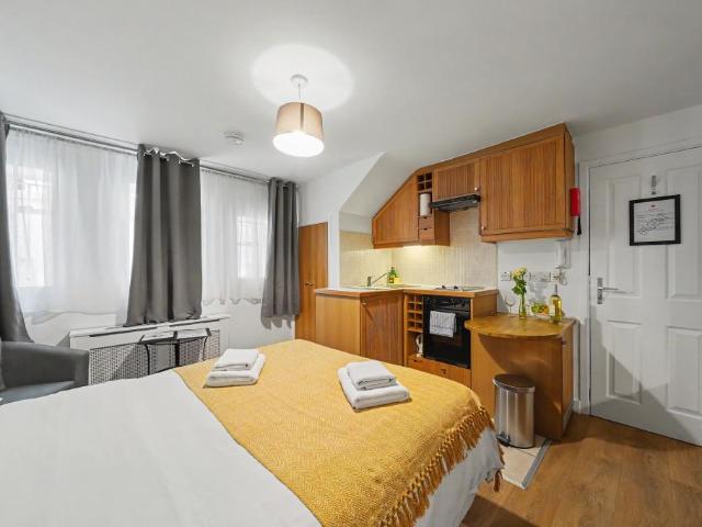 Cartwright Gardens, London WC1H Studio to rent £2,015 pcm £465 pw