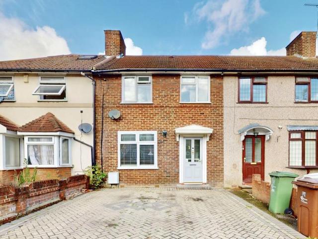 Cartwright Road, Dagenham, RM9 3 bed terraced house to rent £2,200 pcm £508 pw