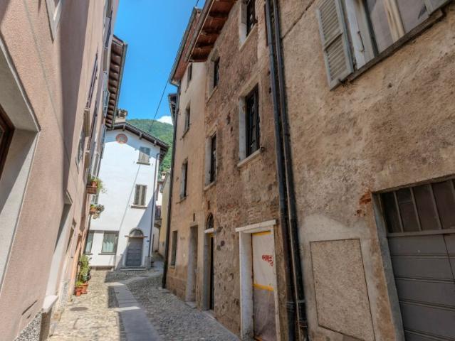 CARATTERISTICO E MODERNO 2.5 LOCALI NEL CUORE DI BISSONE