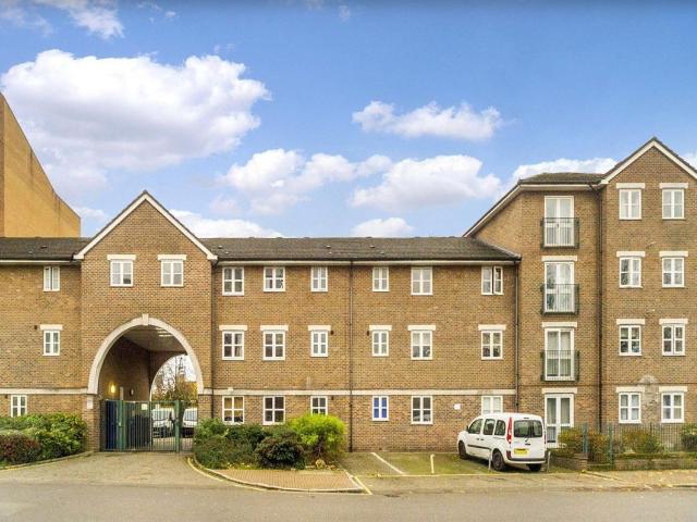 Caravel Close, London E14, 3 bed flat to rent, £2,700 pcm | PrimeLocation