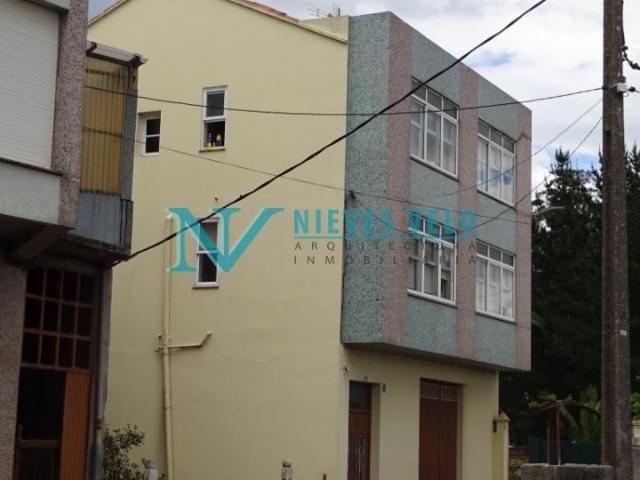 Carballo: Casa de 242 m2 y 162 m2 de almacenes en una parcela de 1155m2