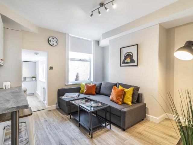 Carberry Place, Leeds LS6 5 bed house to rent £3,033 pcm £700 pw
