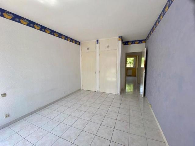 Carcassonne Appartement avec deux chambres, balcon et garage