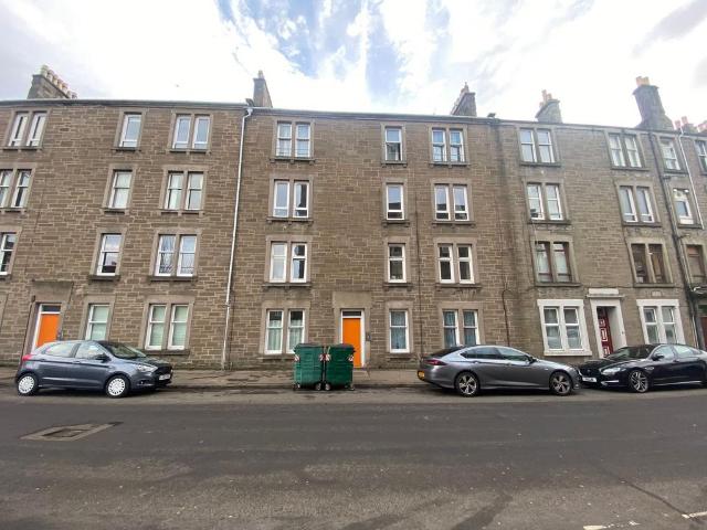 Cardean Street, Dundee DD4 2 bed flat to rent £800 pcm £185 pw