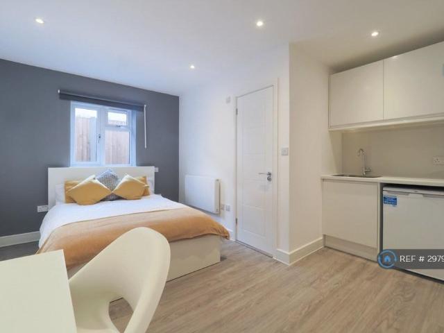 Cardinal Avenue, Borehamwood, WD6 1 bed in a house share to rent £1,099 pcm £254 pw