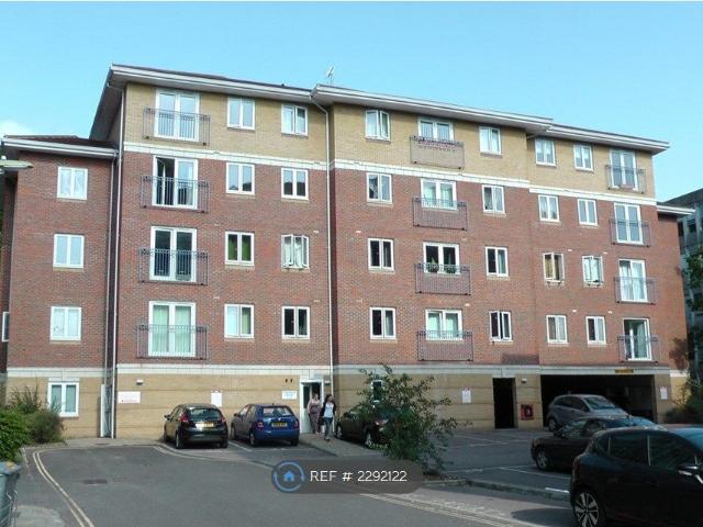 Cardinal House, Farnborough GU14, 2 bed flat to rent, £1,350 pcm | PrimeLocation