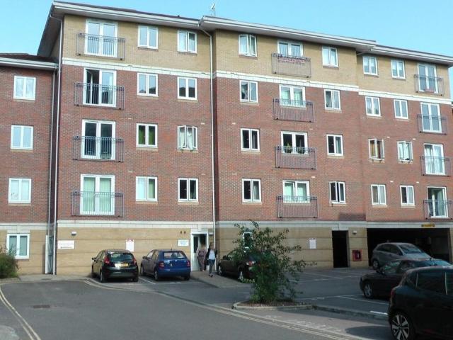 Cardinal House, Farnborough GU14, 2 bed flat to rent, £1,350 pcm | PrimeLocation