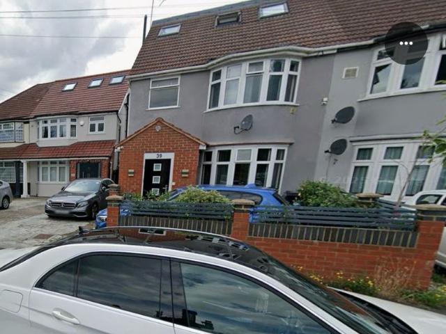 Cardington Square, Hounslow TW4, 2 bed flat to rent, £1,800 pcm | PrimeLocation