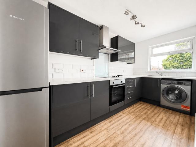 CARDIFF, CF11 1 bed flat to rent £850 pcm £196 pw
