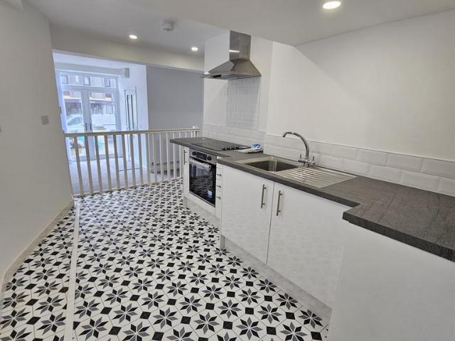 Cardiff Street, Aberdare CF44 2 bed flat to rent £625 pcm £144 pw