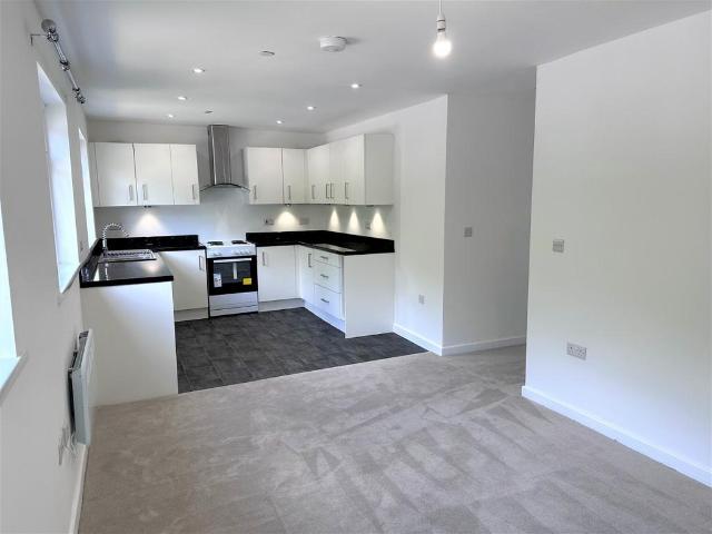 Cardiff, South Glamorgan, CF5 3 bed flat to rent £1,000 pcm £231 pw