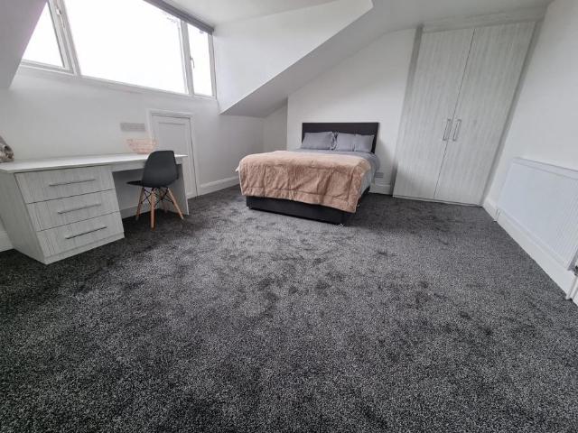 Cardigan Road, Hyde Park, Leeds, LS6 3AE 4 bed flat to rent £1,980 pcm £457 pw