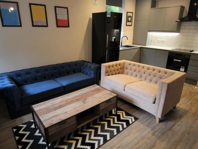Cardigan Road, Hyde Park, Leeds, LS6 1EB 2 bed apartment to rent £1,300 pcm £300 pw