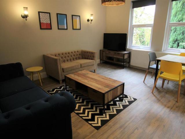 Cardigan Road, Hyde Park, Leeds, LS6 1EB 2 bed apartment to rent £1,300 pcm £300 pw