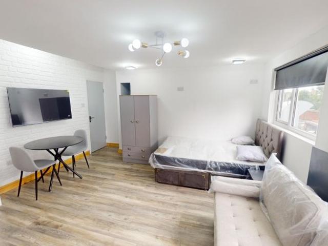 Cardigan Road, Hyde Park, Leeds LS6, Studio to rent, £900 pcm | PrimeLocation