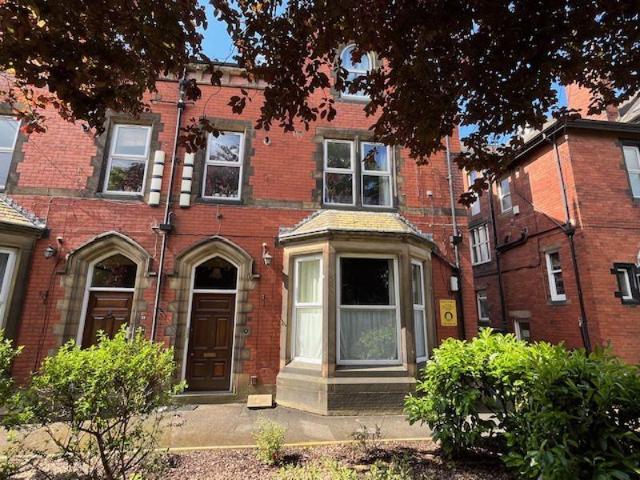 Cardigan Road, Leeds 2 bed flat to rent £950 pcm £219 pw