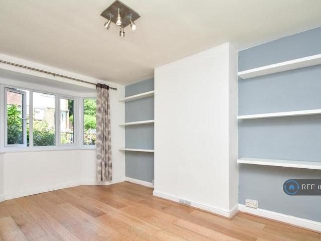 Cardrew Close, London, N12 2 bed maisonette to rent £2,165 pcm £500 pw