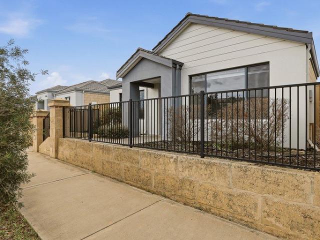 CAREFREE CONVENIENCE WITHIN A CENTRAL SETTING OPPOSITE PARKLAND