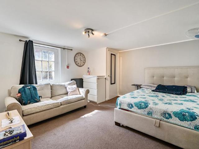 Carey Street, Reading RG1 Studio to rent £1,050 pcm £242 pw