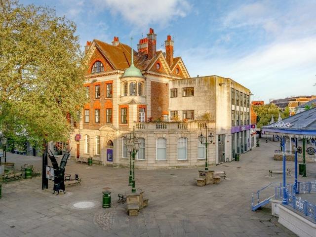 Carfax, Horsham RH12, 2 bed flat to rent, £1,750 pcm | PrimeLocation
