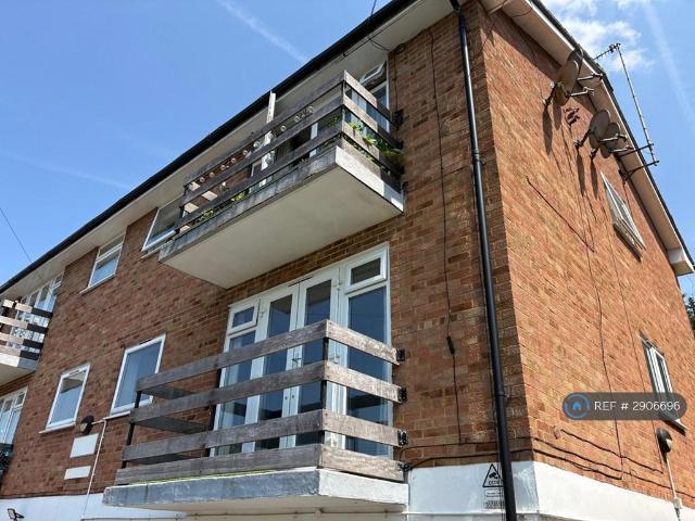 Carisbrooke Avenue, High Wycombe, HP12 2 bed flat to rent £1,400 pcm £323 pw