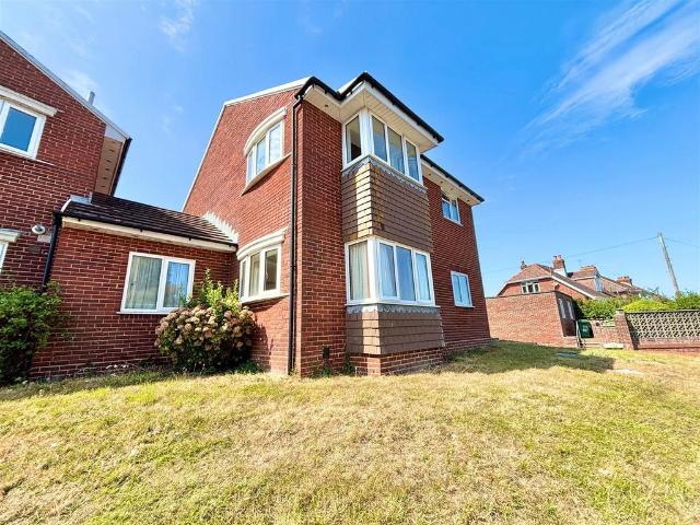 Carisbrooke High Street, Newport 2 bed apartment to rent £895 pcm £207 pw