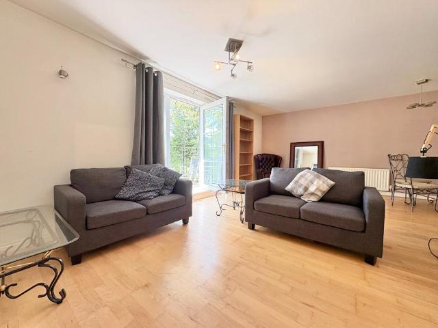 Carisbrooke Road, Far Headingley. 3 bed flat to rent £1,700 pcm £392 pw